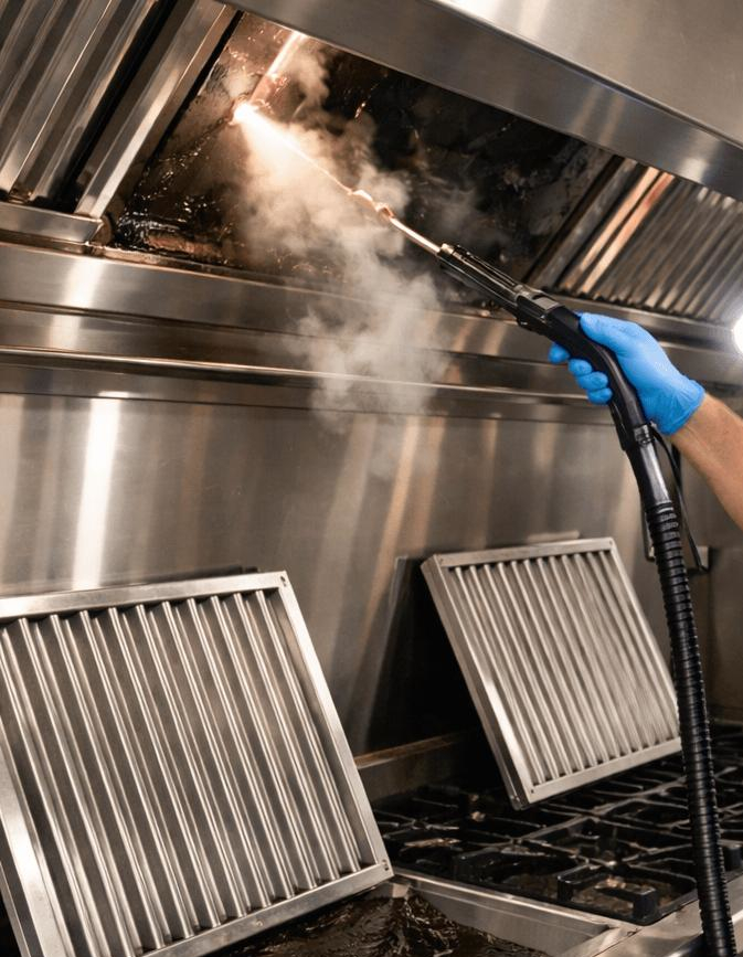 Limpieza y desengrasado de campanas extractoras industriales, filtros y superficies accesibles mediante técnicas profesionales y equipos de limpieza a vapor.